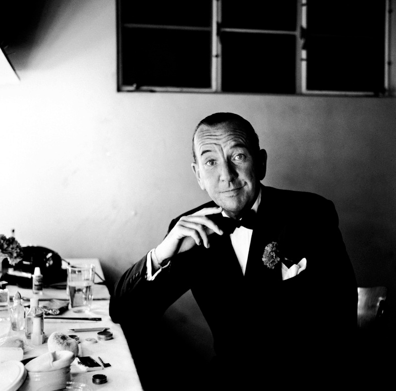 Noel Coward (Las Vegas, 1955) photographed by William Claxton.