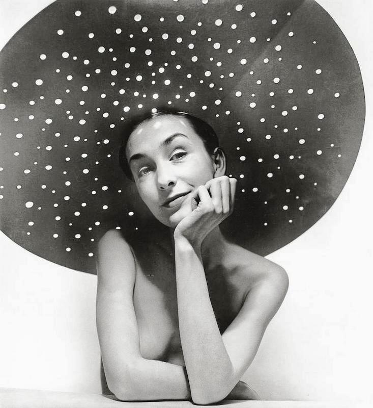 Pina mit Lochhut – Hommage à Zero – Otto Piene (1966) photographed by Walter Vogel