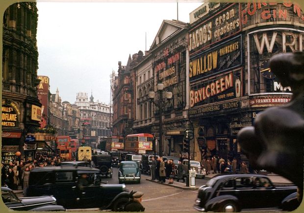 London, Piccadilly Circus looking up Shaftsbury Ave (c1949)